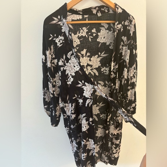 Spiritual Gangster Black & White Floral Maya Kimono, One Size Lightweight/flowy - Picture 6 of 9